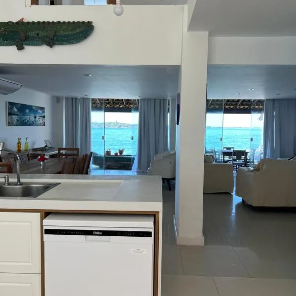 Búzios casa pé na areia em condomínio beira mar